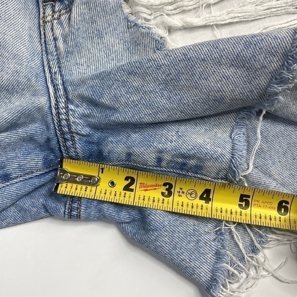 American Eagle Light Wash Distressed Mom Shorts Size 2 - Picture 5 of 9